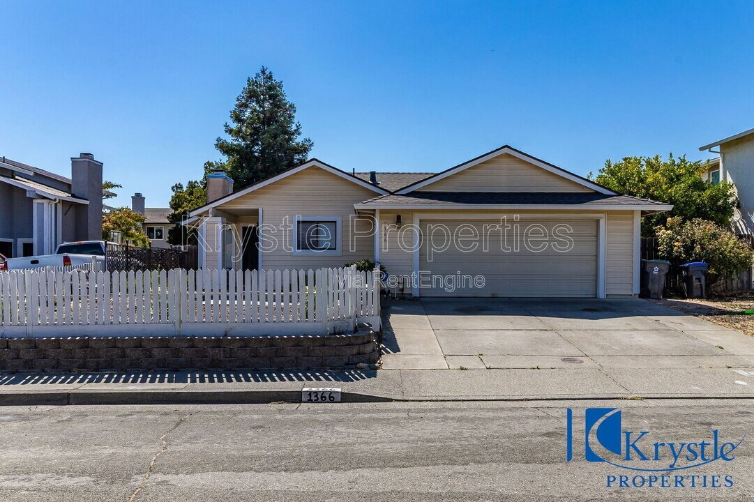1366 Matthew Dr in Fairfield, CA - Building Photo