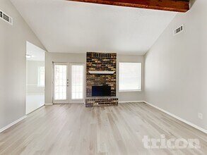 1110 Poppets Way in Crosby, TX - Foto de edificio - Building Photo