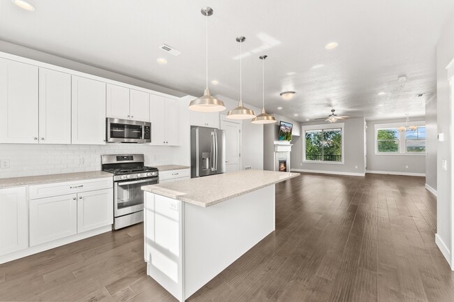 10374 S Sage Canal Way in Sandy, UT - Foto de edificio - Building Photo