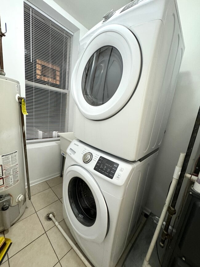 240 W 24th St, Unit 2R in Chicago, IL - Foto de edificio - Building Photo