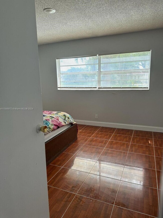 5000 NW 36th St, Unit 402 in Lauderdale Lakes, FL - Building Photo - Building Photo