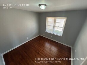 423 W Douglas Dr in Midwest City, OK - Foto de edificio - Building Photo