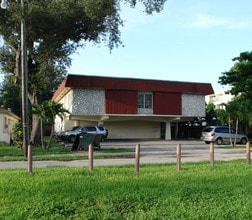 666 NE 122nd St in Miami, FL - Foto de edificio - Building Photo