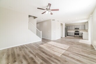 7203 W Illini St in Phoenix, AZ - Foto de edificio - Building Photo