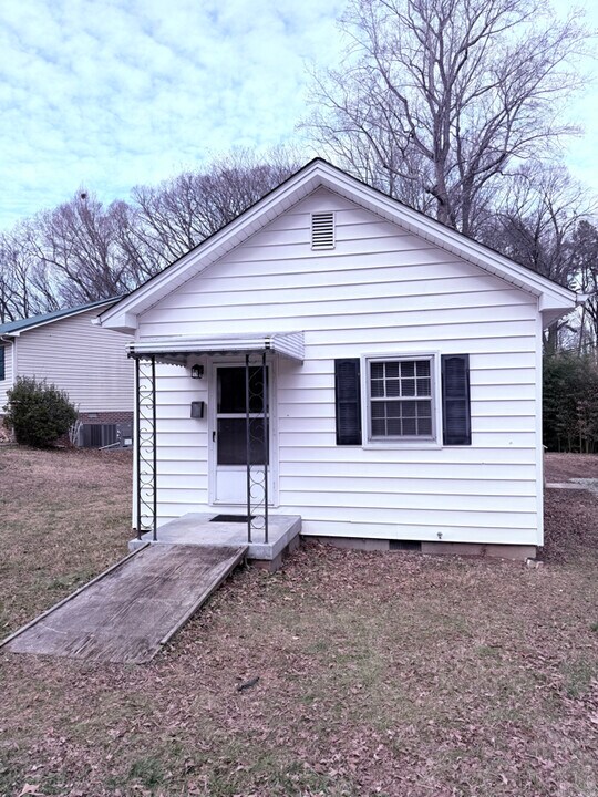 537 Robertson St in Burlington, NC - Building Photo