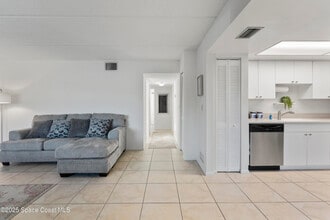 1145 N Shannon Ave in Indialantic, FL - Foto de edificio - Building Photo