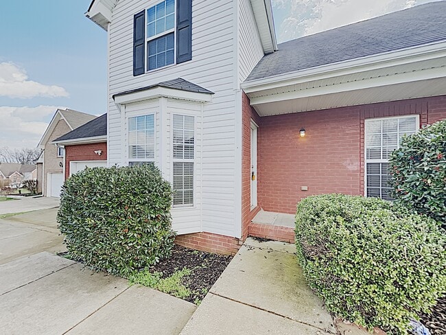 280 Iris Dr in Hendersonville, TN - Foto de edificio - Building Photo