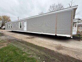 430 N Crotty Ln in Seneca, IL - Building Photo