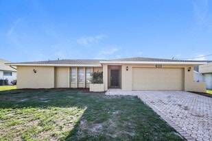 4336 Country Club Blvd in Cape Coral, FL - Building Photo