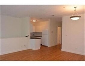 240 E 8th St, Unit 3 in Boston, MA - Building Photo - Building Photo