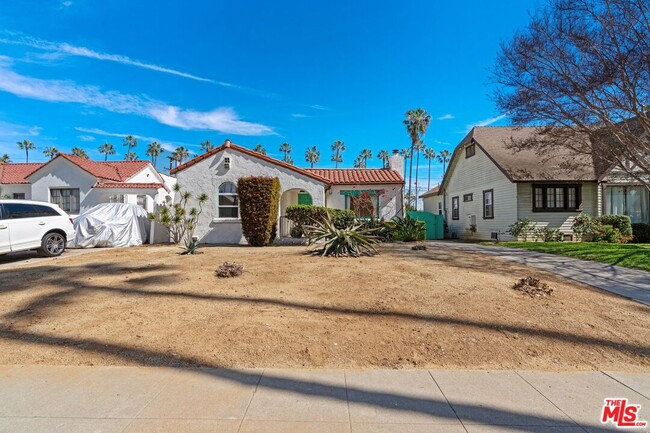 property at 5606 S Rimpau Blvd