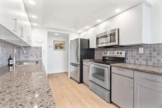 1000 Longboat Club Rd in Longboat Key, FL - Building Photo - Building Photo