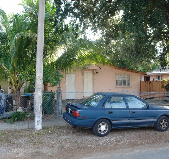 305 NE 58th St in Miami, FL - Foto de edificio - Building Photo