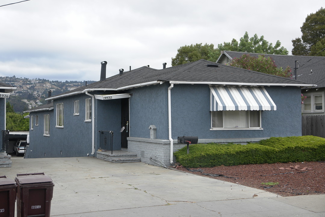 3920-3926 Lyon Ave in Oakland, CA - Building Photo