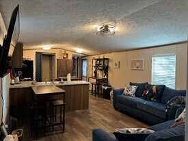 9346 FL-20 in Freeport, FL - Building Photo