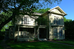 61 College St in South Hadley, MA - Building Photo