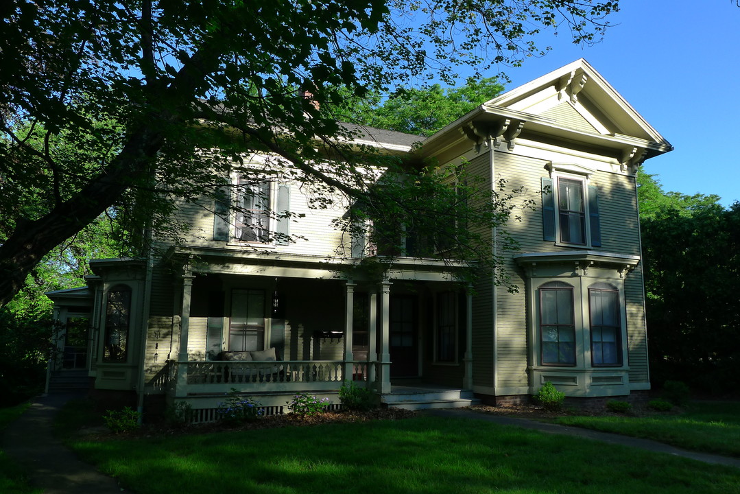 61 College St in South Hadley, MA - Foto de edificio