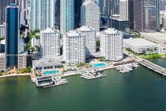 801 Brickell Bay Dr in Miami, FL - Building Photo - Building Photo