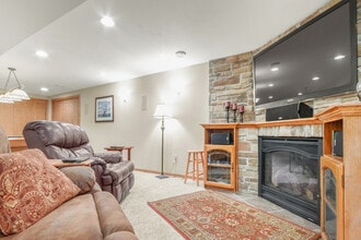 7126 New Washburn Way in Madison, WI - Foto de edificio - Building Photo