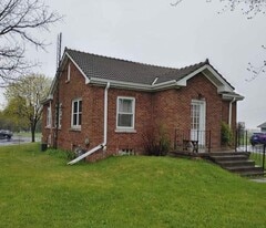 2137 S Taylor Dr, Unit 101 in Sheboygan, WI - Building Photo