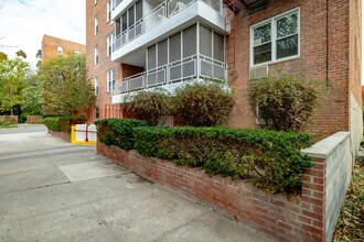 Thornton Burns Owners in Flushing, NY - Building Photo - Building Photo