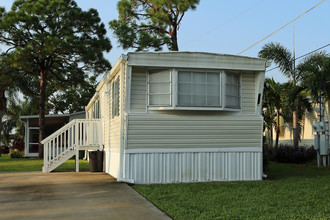 Lago Palma in Lake Worth, FL - Foto de edificio - Building Photo