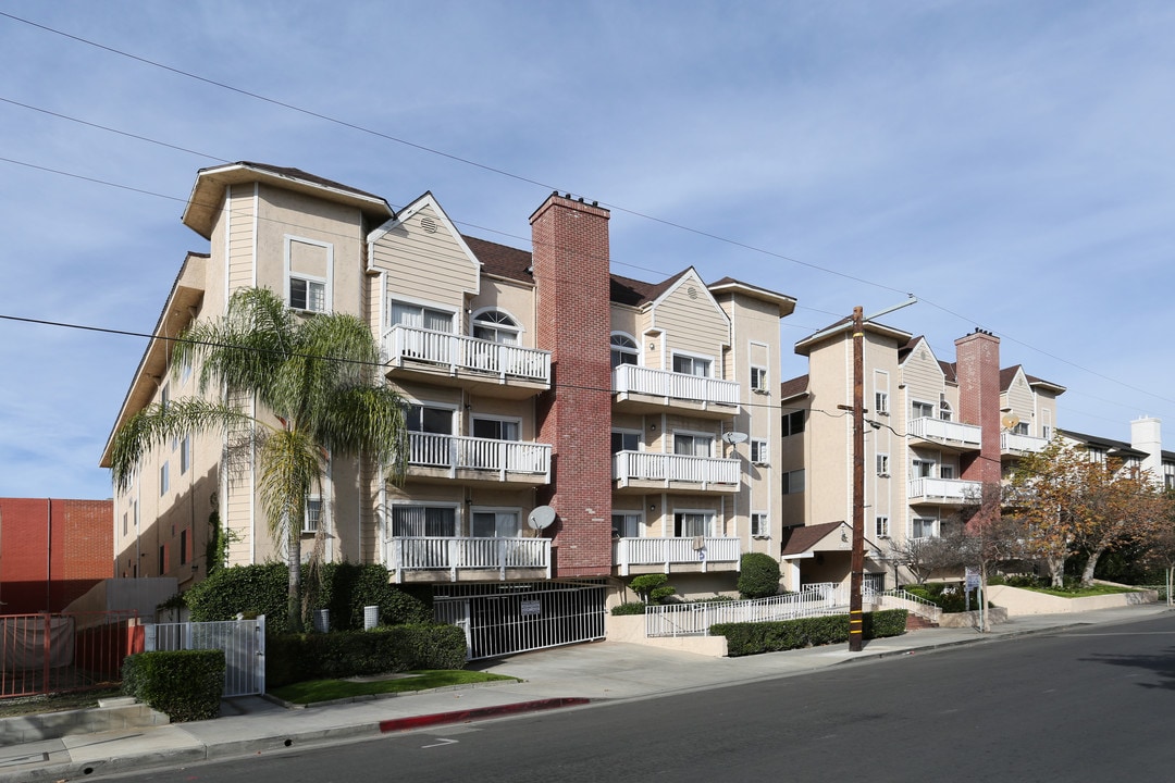 Zelzah Garden in Encino, CA - Building Photo