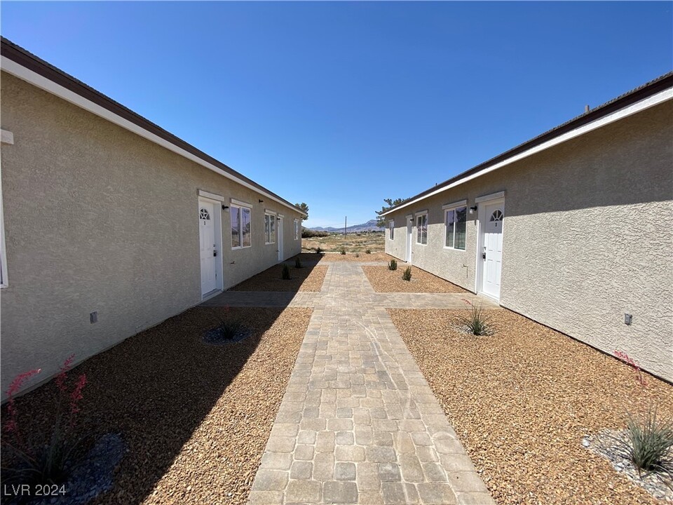 1390 Ogallala St in Pahrump, NV - Foto de edificio