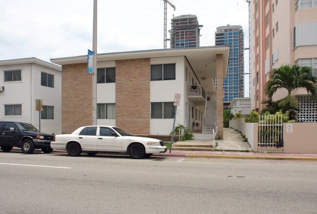 6877 Abbott Ave in Miami Beach, FL - Foto de edificio - Building Photo