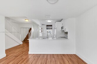 1655 NE 115th St, Unit 40-B in Miami, FL - Building Photo - Building Photo