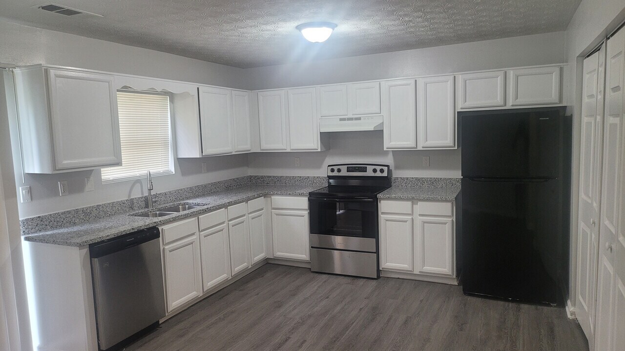 Room in Townhome on Bob White Ln SE in Conyers, GA - Building Photo