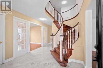 1005 Sandcliff Dr in Oshawa, ON - Building Photo - Building Photo