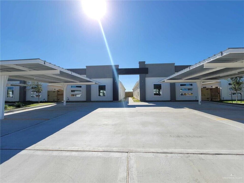 17 E Campeche St in Alton, TX - Building Photo
