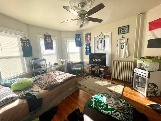 89 Hillside St, Unit 2 in Boston, MA - Foto de edificio - Building Photo