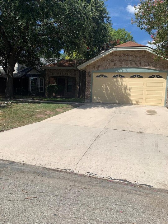 3215 Tree Grove Dr in San Antonio, TX - Building Photo