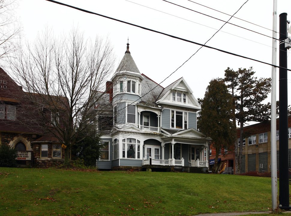 437 Park Ave in Mansfield, OH - Foto de edificio