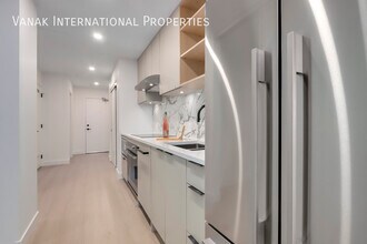 422-422 E 3rd St in North Vancouver, BC - Building Photo - Building Photo