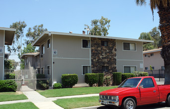 University Manor Apartments in Riverside, CA - Building Photo - Building Photo