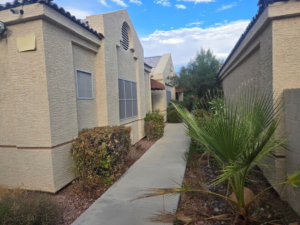 413 Mill Hollow Rd in Las Vegas, NV - Foto de edificio