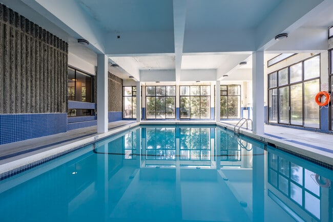 Ambleside in West Vancouver, BC - Building Photo - Interior Photo