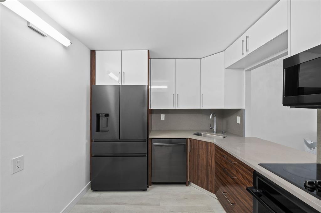 2001 Atlantic Shores Blvd, Unit 116 in Hallandale Beach, FL - Building Photo