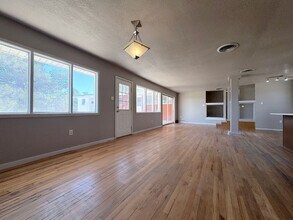 3236 Titanic Ave in El Paso, TX - Foto de edificio - Building Photo