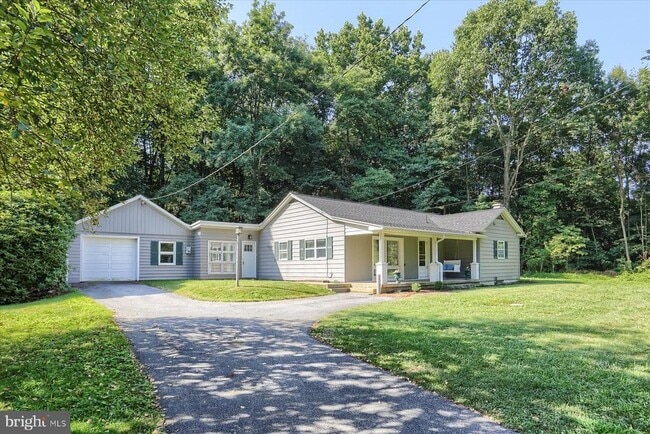 2052 Foxianna Rd in Middletown, PA - Foto de edificio - Building Photo