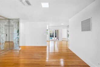 2020 NW 33rd Ct in Oakland Park, FL - Building Photo - Building Photo
