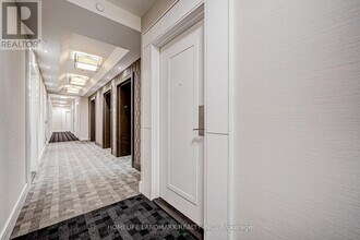 9205 Yonge St in Richmond Hill, ON - Building Photo - Building Photo