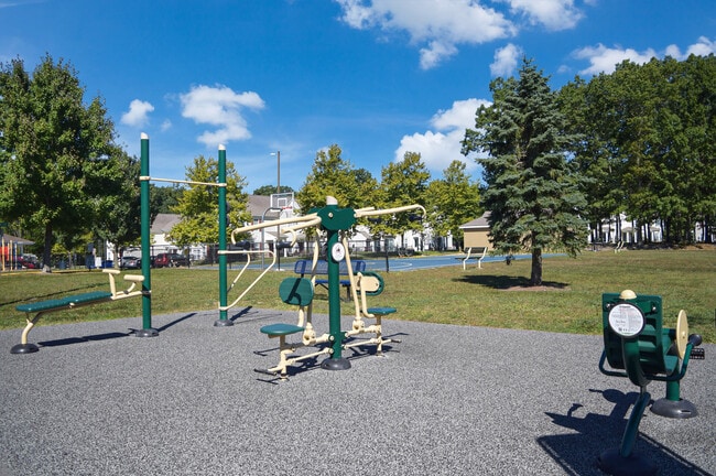 The Willows at Collingwood Park in Farmingdale, NJ - Foto de edificio - Building Photo