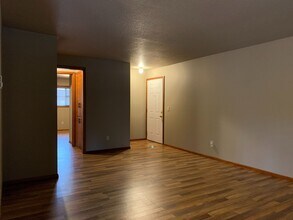 400 W McLoughlin Blvd in Vancouver, WA - Foto de edificio - Building Photo