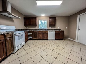 916 Crutcher St in Springdale, AR - Building Photo - Building Photo