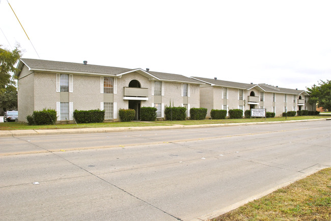 Hurst Estates in Hurst, TX - Building Photo - Building Photo