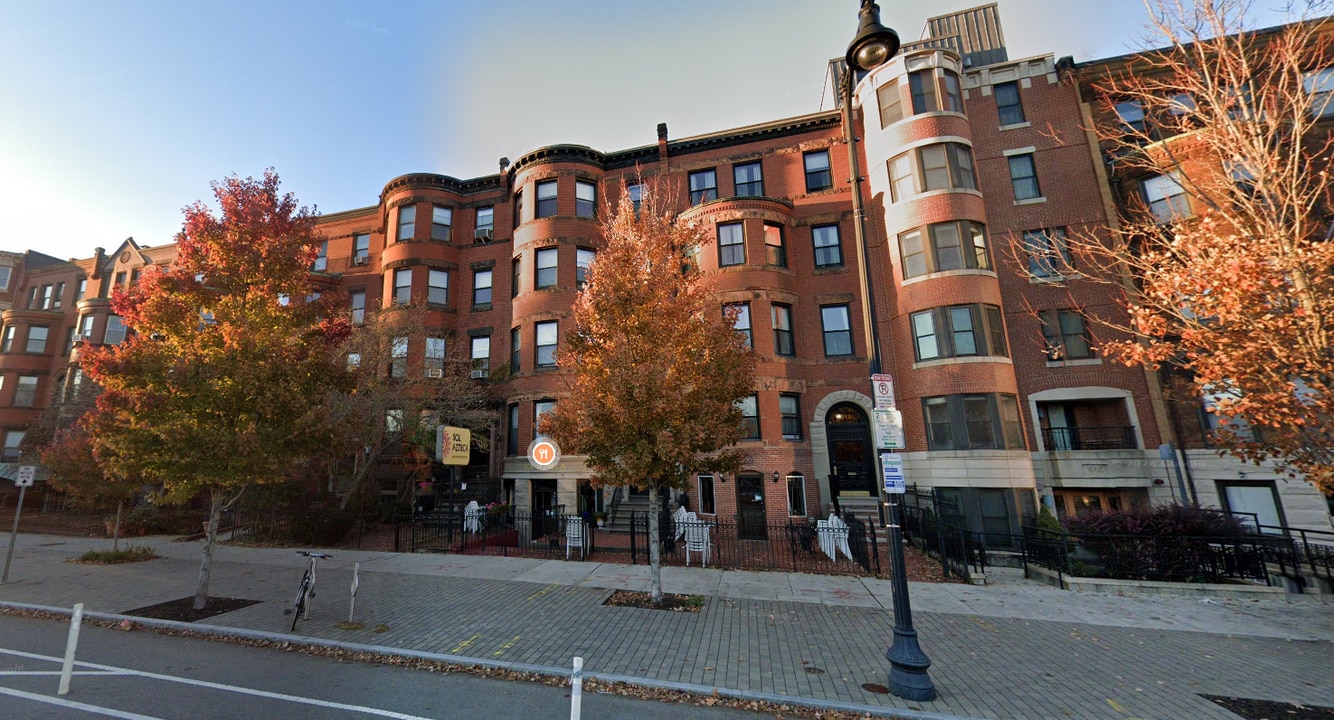 916 Beacon St, Unit 3 in Boston, MA - Building Photo